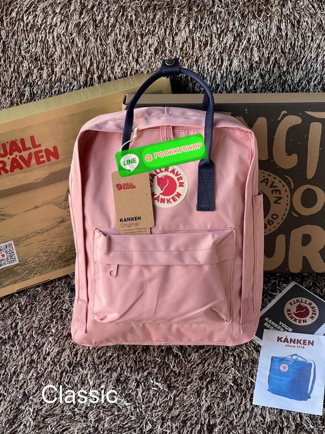 Fjallraven Kanken backpack รุ่น Classic แบรนด์ดังจากสวีเดนที่นิยมกันมากในหมู่วัยรุ่น กระเป๋าเป้ที่มีน้ำหนักเบา แต่มีความทนทาน และช่องว่างต่างๆมากขึ้น มีซิปหน้าสำหรับใส่ของกระจุกกระจิก และหูหิ้วทั้งด้านหน้าและด้านหลัง สำหรับการหิ้วถือได้สะดวก จุดเด่นที่ทำใ