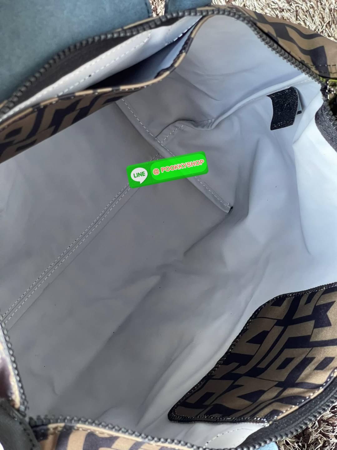 💕Longchamp LE PLIAGE LGP TOP HANDLE BAG M พบกับคอลเลคชั่นใหม่ล่าสุด มีดีไซน์ที่เรียบหรูและคลาสสิก แฝงด้วยลูกเล่นแบบเฟมินีน แถมยังมีน้ำหนักเบาอย่างไม่น่าเชื่อ มาพร้อมกับหูจับกระเป๋าคู่และฝาปิดแบบกระดุม กระเป๋าถือใบนี้สามารถใช้ถือแบบทั่วไป มีสายสะพา