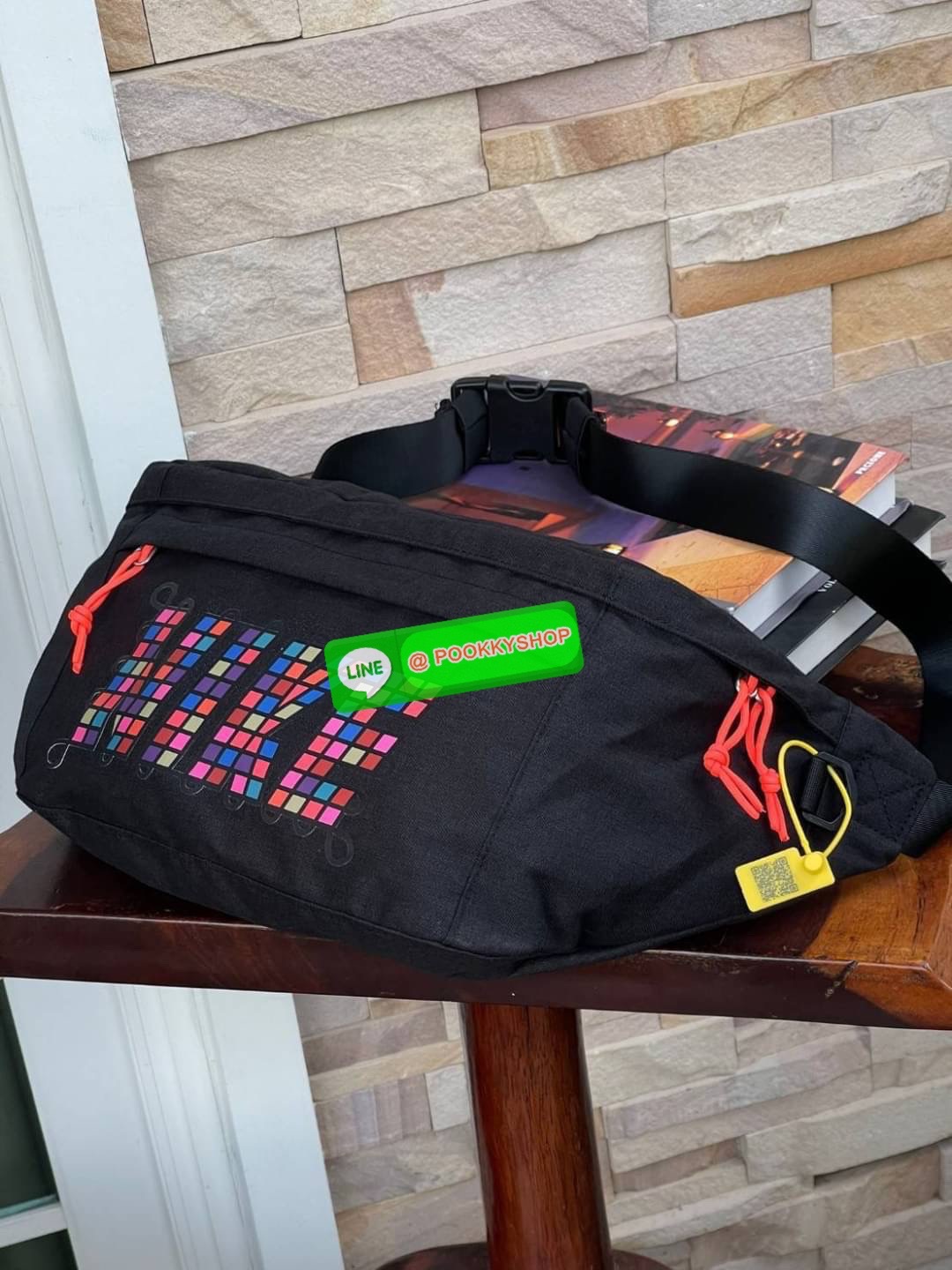 Nike Tech hip pack กระเป๋าคาดเอว Nike Tech รุ่นใหม่ชนช้อป!! ให้คุณหยิบใช้อุปกรณ์กีฬาและพกพาได้อย่างง่ายดาย พร้อมโดดเด่นด้วยกระเป๋าซิป 2 จุดสำหรับเก็บสิ่งของ และสายกระเป๋าแบบปรับได้เพื่อให้แนบกับลำตัว ใช้งานได้คล้องตัว ใส่ของได้จุสมใจเลยคร้า