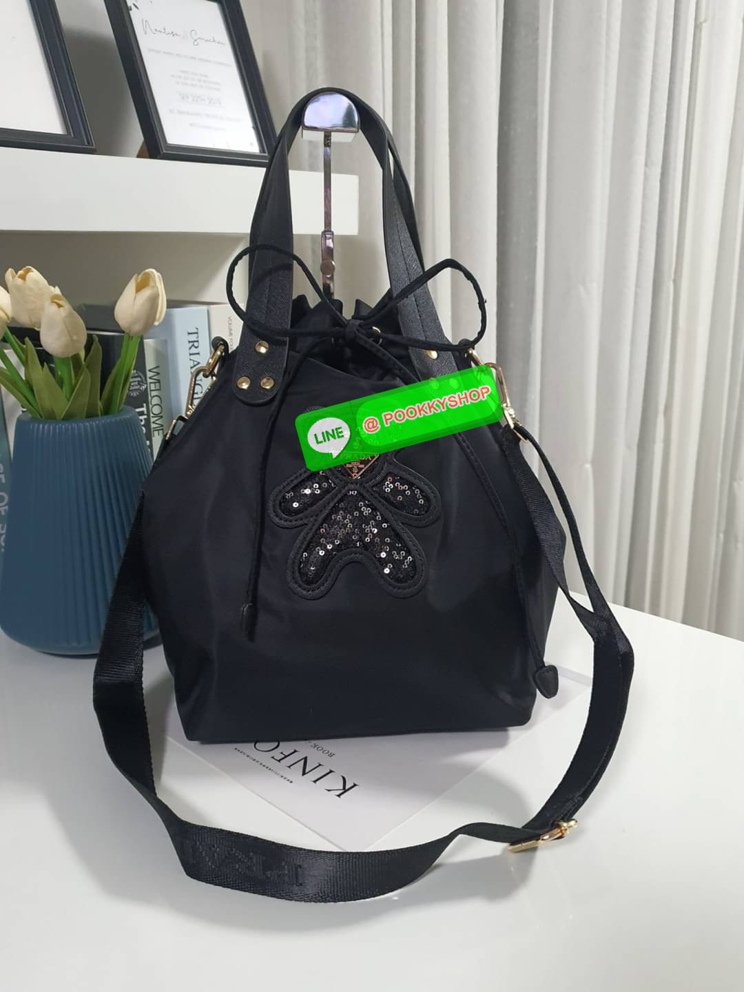 NEW ARRIVALS 2021 ⭐️⭐️ พร้อมส่ง กระเป๋าพรีเมี่ยมกิ้ฟท์ต่างประเทศ จากแบรนด์ Prada กับทรง Bucket Bag ขนาดกำลังดี วัสดุทำจากผ้าไนล่อน ปากกระเป๋ามีสายรูดเปิดปิด ภายในบุผ้าลายแบรนด์ มีช่องซิ ใส่ของแยก ใส่ของได้หลากหลาย ช่องใหญ่คุ้มๆเลยค้า มาพร้อมสายยาวสะพาย Cr