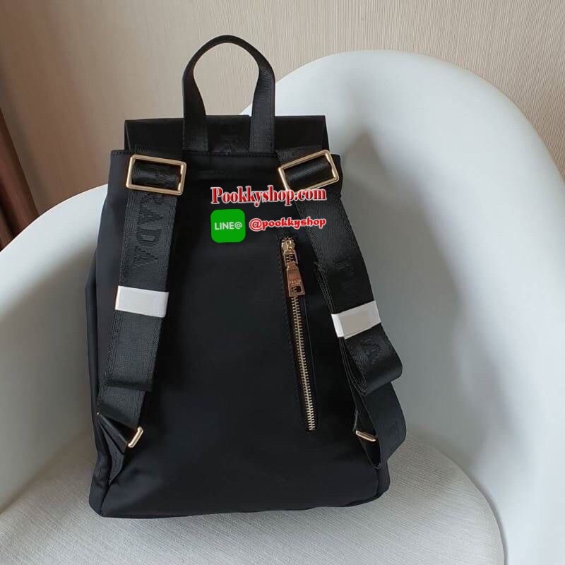 NEW ARRIVAL มาใหม่กับกระเป๋าเป้จากแบรนด์ Prada วัสดุทำจากผ้าไนล่อน สามารถกันน้ำได้ อะไหล่ทองทั้งใบเปิดปิดด้วยกระดุมแม่เหล็ก และมีช่องกระเป๋าหน้าเปิดปิดด้วยซิปอีก1ช่อง ภายในมีช่องซิปแยกอีก2ช่อง พร้อมบุผ้าลายแบรนด์อย่างดี สามารถใส่ labtop ipad ได้ ขนาดกะทัด
