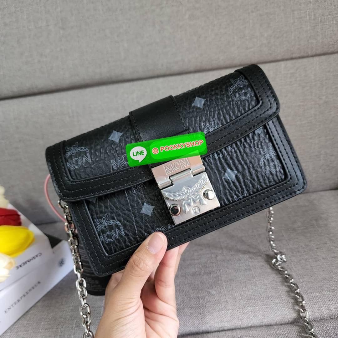 MCM Gretl Cossbody in visetos กระเป๋า Gretl กระทัดรัด ไอเทมใหม่ สุดฮิต ที่สาวๆต้องมีคะ วัสดุหนังแคนวาส ตัดหนังแท้ มาพร้อมสายสะพายโซ่อะไหล่สลับหนัง ข้างช่องโล่งสามารถใส่มือถือ iPhone Pro max ได้เหมาะสำหรับสะพายเที่ยวชิวๆในวันหยุดพักสบายๆ สีน้ำตาลคอนยัคทีแม