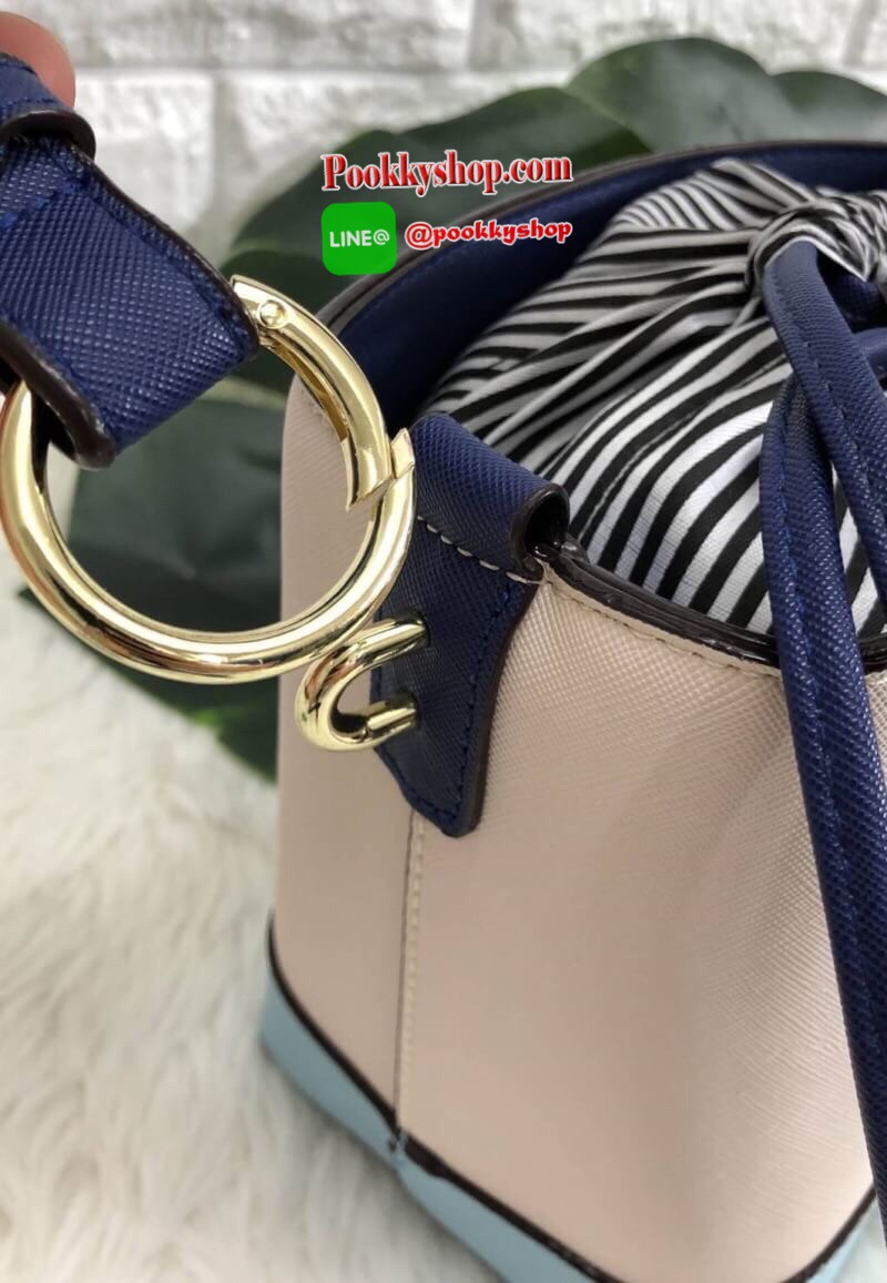 New arrival!!! Katr spade new york cameron street pippa bag 2018 พร้อมส่ง รุ่นใหม่ล่าสุดค่ะ!!! กระเป๋าวัสดุหนังซาฟเฟียโน่ ทรงถัง สามารถถือได้ สะพายข้างได้ค่ะ ด้านหน้าติดอะไหล่แบรนด์ ปากกระเป๋าเปิดปิดแบบหูรูด แบบหนังห้อยยาวลงมา หนังรูดง่ายมากค่ะ ภายในกระเป