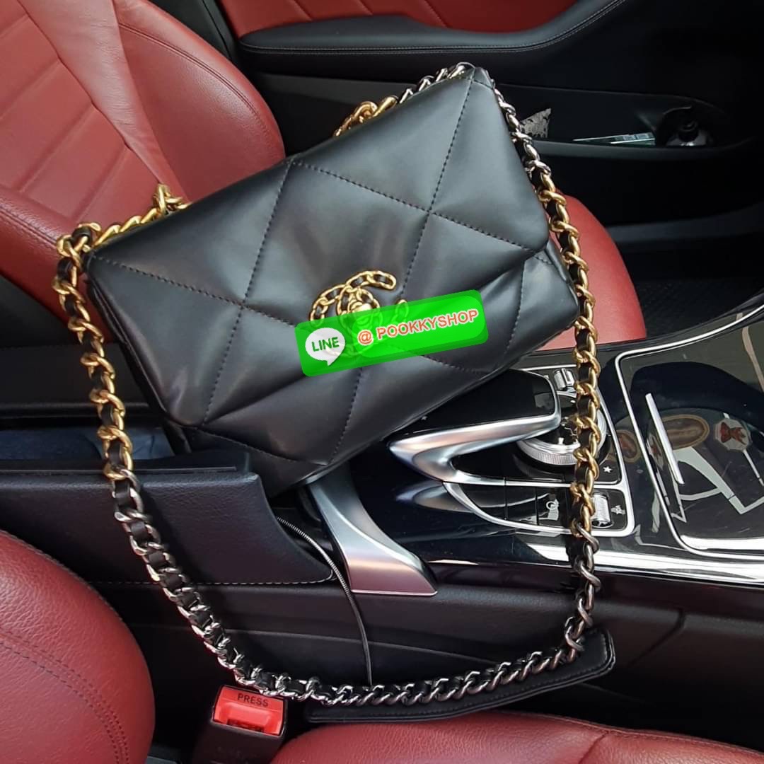 ต้อนรับเทศกาลแห่งความสุข กับกระเป๋างานกิฟท์ CHANEL VIP GIFT CROSSBODY BAG ทรงหรู หนังพียูพรีเมี่ยมหนังนิ่ม อะไหล่ทองวินเทจผสมเงิน มีหนังรองบ่า สวยหรูมากเปิดปิดด้วยตัวหมุน ด้านในบุผ้าสีแดงใส่กระเป๋าสตางค์ได้ถึงใบยาว มือถือได้ทุกรุ่น พร้อมช่องซิปให้อีกหนึ่ง