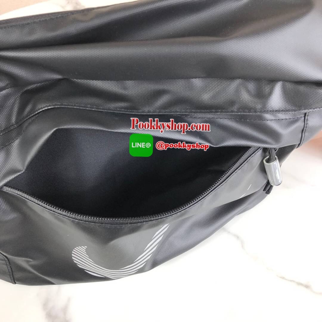 กระเป๋าคาดอก NIKE เปืด - ปิดกระเป๋าด้วยซิป แบ่งเป็น 3 ช่องใหญ่ และมีช่องตาข่าย 2 ช่องเล็กค่ะ สายสะพาย สามารถปรับได้ Free Size ค่ะ