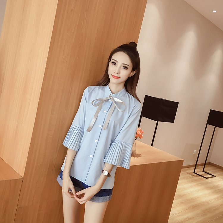 เสื้อแฟชั่น ตัดต่อปลายแขนแตร อัดพรีท คอมีสายผูกโบว์ สีฟ้า