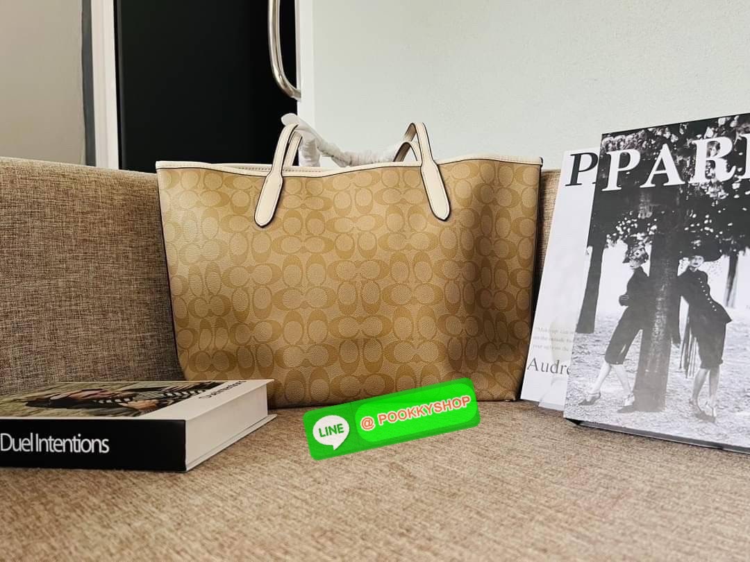 NEW 🌟🌟 CITY TOTE IN SIGNATURE CANVAS WITH HORSE AND CARRIAGE PATCHWORK GRAPHIC Coach CA607 City Tote ในแคนวาสซิกเนเจอร์ สี Gold/Light Khaki Multi ผ้าใบเคลือบซิกเนเจอร์และหนังเรียบ ด้านในกระเป๋าซิป ปิดสแน็ป หูจับ 10" ดรอป