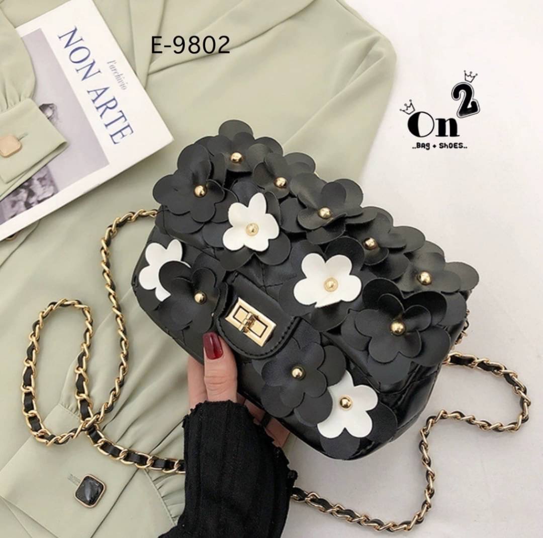 กระเป๋าสะพายชาแนล ทรงคลาสสิคเปิดหน้า แต่งดอกไม้รอบใบเพิ่มความ cute ไปอีก สายสะพายยาวครอสบอดี้ได้ค่ะ พร้อมส่ง 6 สีค่ะ