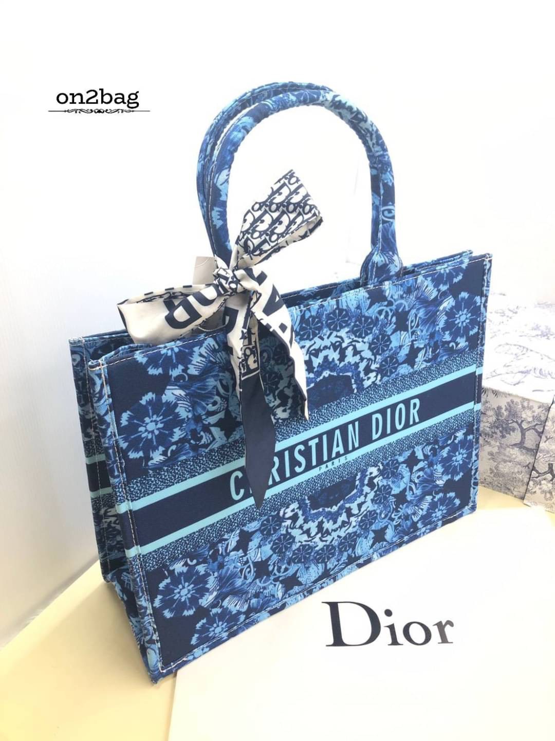 มาแล้วค่ะdior christian สำหรับใครที่รอรุ่นนี้ ขนาดใหญ่ กำลังพอดีใส่ของได้เยอะ ตัวกระเป๋าผลิตจากผ้าทออย่างดีแน่นหนา งานมีซิป ปั๊มแบรนด์ทุกจุด