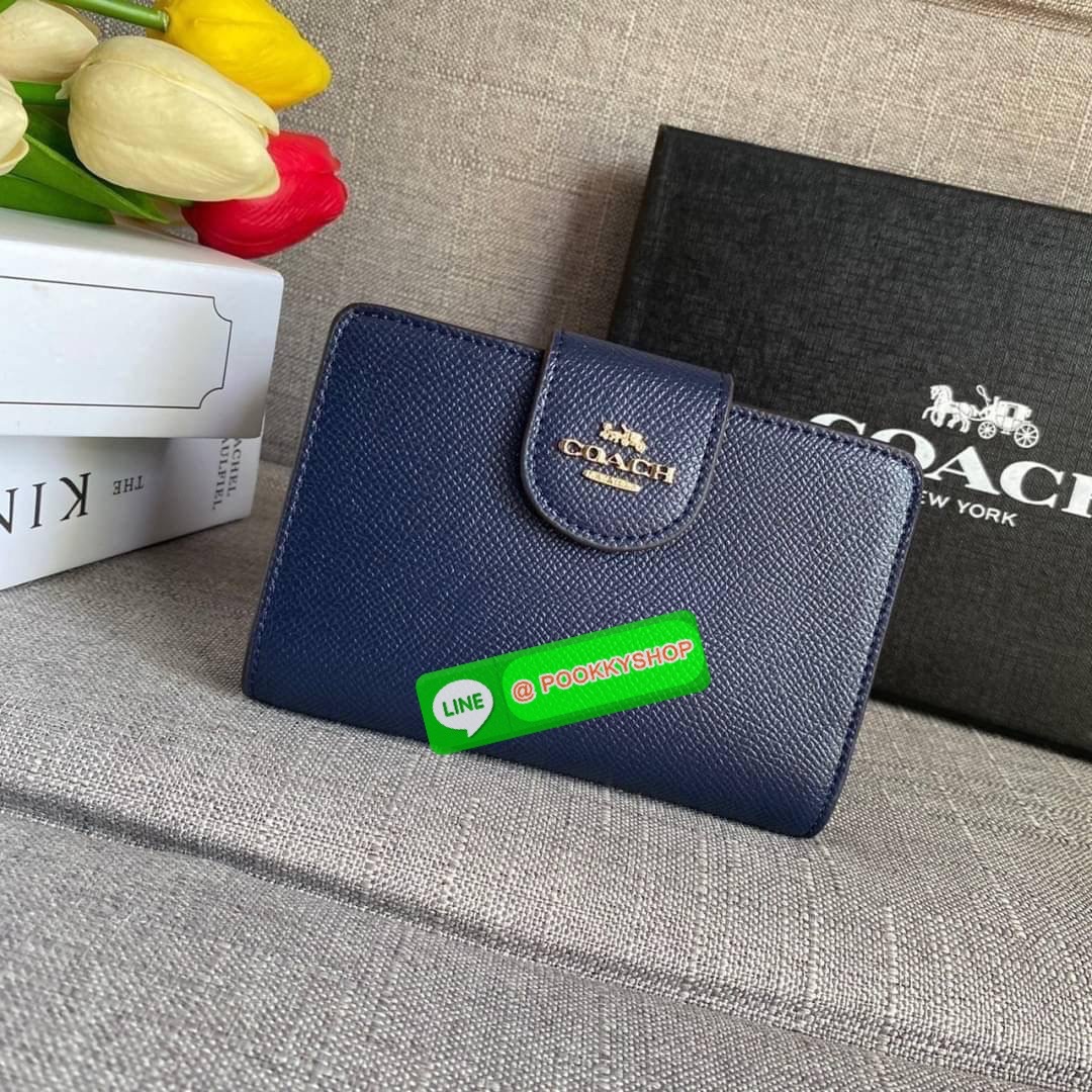 COACH 6390 MEDIUM CORNER ZIP WALLET กระเป๋าสตางค์ใบกลาง สีพื้นเรียบหรู วัสดุcrossgrain ภายในมีช่องใส่บัตรและธนบัตรได้ทุกชนิด มีช่องซิปใส่เหรียญ ขนาดกะทัดรัดพกพาง่าย คนชอบจัดระเบียบกระเป๋าสตางค์แนะนำเลยจ้า