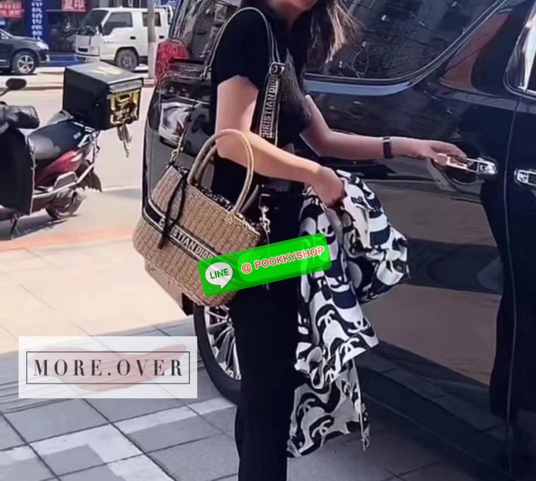 ทรงนี้จุของได้เยอะค่ะ ดาราเซเลปใช้กันเยอะเลยจ้า สาวๆ ต้องมีนะจ๊ะใบนี้น่ารักมากค่ะ แมทกับเสื้อผ้าได้ง่าย ดูเรียบหรูค่ะ กระโปรงสาน Chistian Dior แต่งลายชื่อแบรนด์ มีสายยาวครอสบอดี้ได้ค่ะ หรือจะถือก็น่ารักมากค่ะ ลุคคุณหนูมากค่ะ งานคุณภาพการันตี