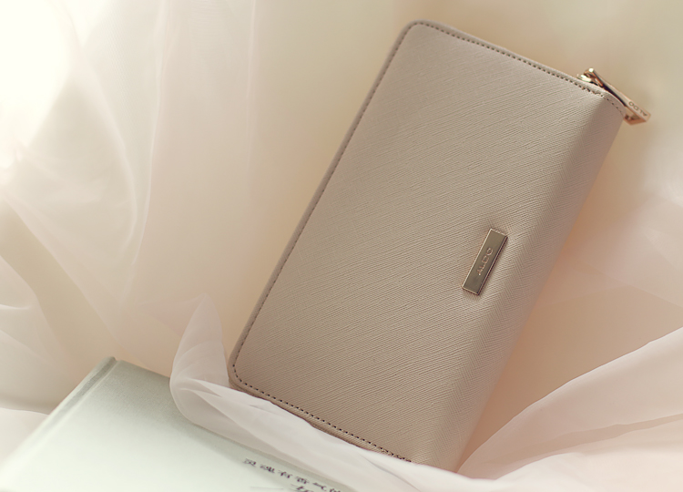 กระเป๋าสตางค์ Aldo กระเป๋าถือ สีครีม แบรนด์เนม Aldo แบรนด์หรูจาก แคนนาดา เนื้อสีครีม มีลายTexture ในตัว ช่องใส่ของใหญ่2ช่อง ช่องเสีบบัตร 2ด้าน