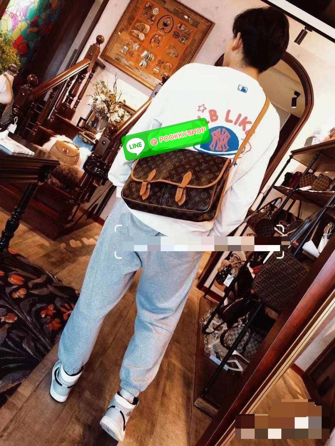 LV GIBECIERE CROSSBODY BAG กระเป๋าสะพายข้างใบใหญ่ ทรงแมสเซนเจอร์ เอาใจหนุ่มๆ ดีไซน์วินเทจ ย้อนยุค คลาสสิคไม่มีเบื่อ วัสดุหนังแคนวาส ทนทาน เปิด-ปิดด้วยสายคาดปรับระดับได้ ภายในมีช่องแบ่งเป็นสัดส่วนอย่างดี มีช่องซิป สายสะพายปรับได้ตามชอบ ใส่ของได้เลยแบบจุใจ