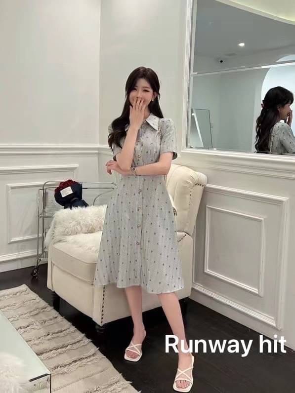 ใหม่ล่าสุด collection Chanel 2022 dress ทรงสวยผ้า jacquard ลายเส้น ปักลายlogo cc และดอก คามืเลียตามแบบฉบับ Chanel กระดุมปั๊ม เป๊ะทุกจุด ผ้าทิ้งตัวมีน้ำหนัก cutting เนี้ยบ งาน high end ห้ามพลาด