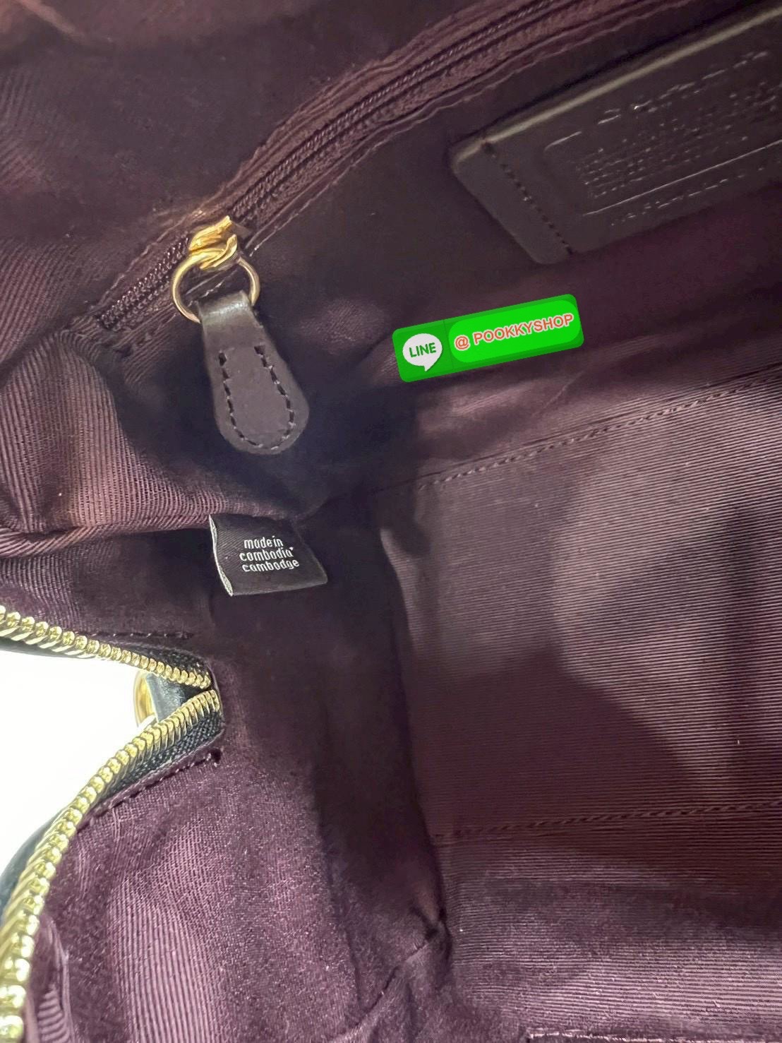 COACH ROWAN SATCHEL IN SIGNATURE CANVAS จุดเด่นของกระเป๋าทรงsatchel bag คือรูปทรงของกระเป๋าดูแข็งแรง มั่นคง ไม่เสียทรงง่าย มาพร้อมหูหิ้วที่ด้านบนของกระเป๋า ลายแคนวาสที่เป็นซิกเนเจอร์แบบเอกลักษณ์ ช่องใช้งานทุ้งภายในและภายนอก นอกจากนี้ กระเป๋าประเภทนี้ยังมี