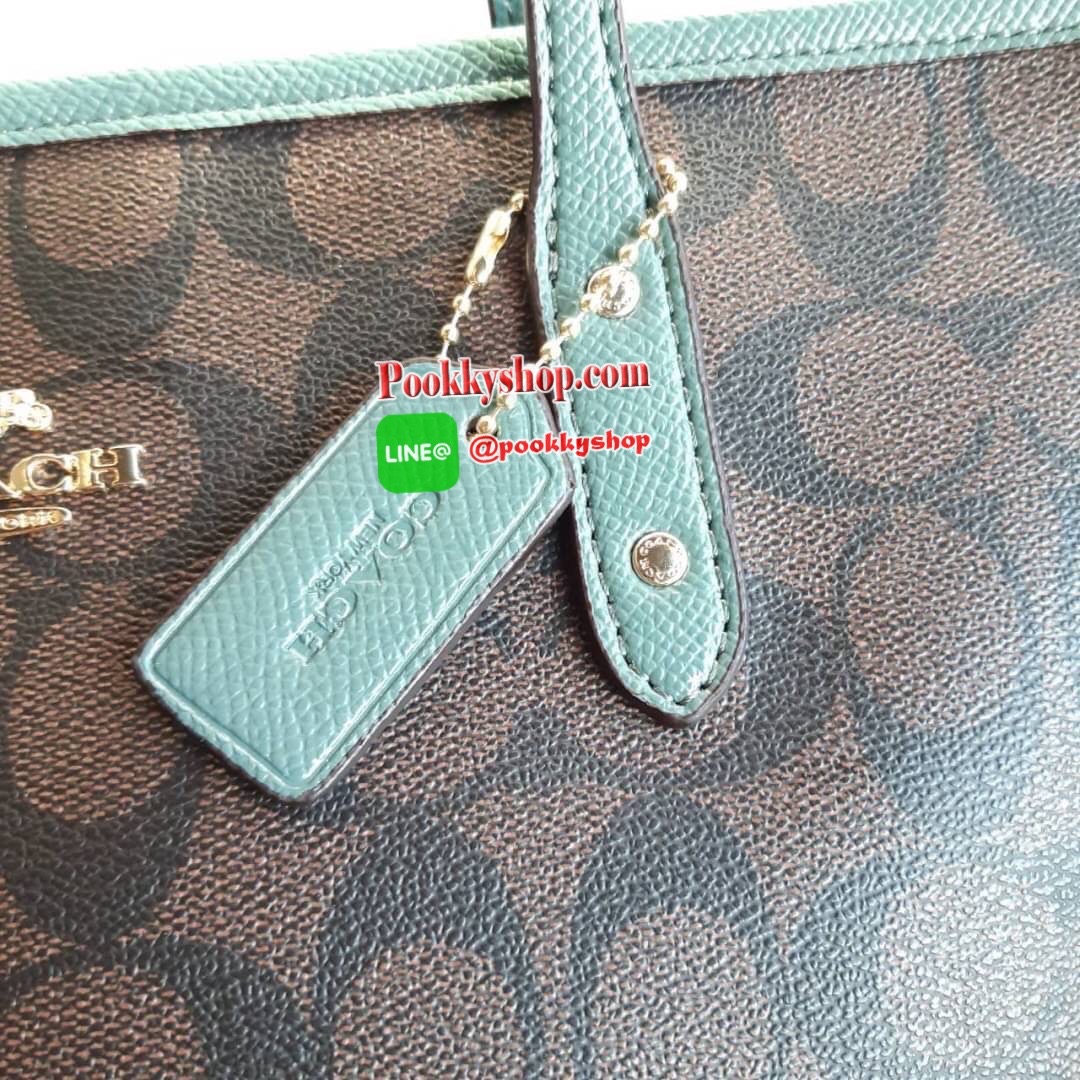 COACH F22969 MINI CITY ZIP TOTE IN SIGNATURE CANVAS กระเป๋าถือทรงโท้ท ไซส์มินิ น่ารักน่าใช้ สะพายคล้องไหล่ได้เก๋ๆ เห็นใบเล็กแบบนี้ จุของแน่นๆไปเลยจ้า!! 😘 สีสวยคม วัสดุหนังแคนวาสคุณภาพ ปากกระเป๋าเปิด-ปิดด้วยซิป กันของหล่นได้ ถือไปไหนก็ได้ ถ่ายรูปชิ