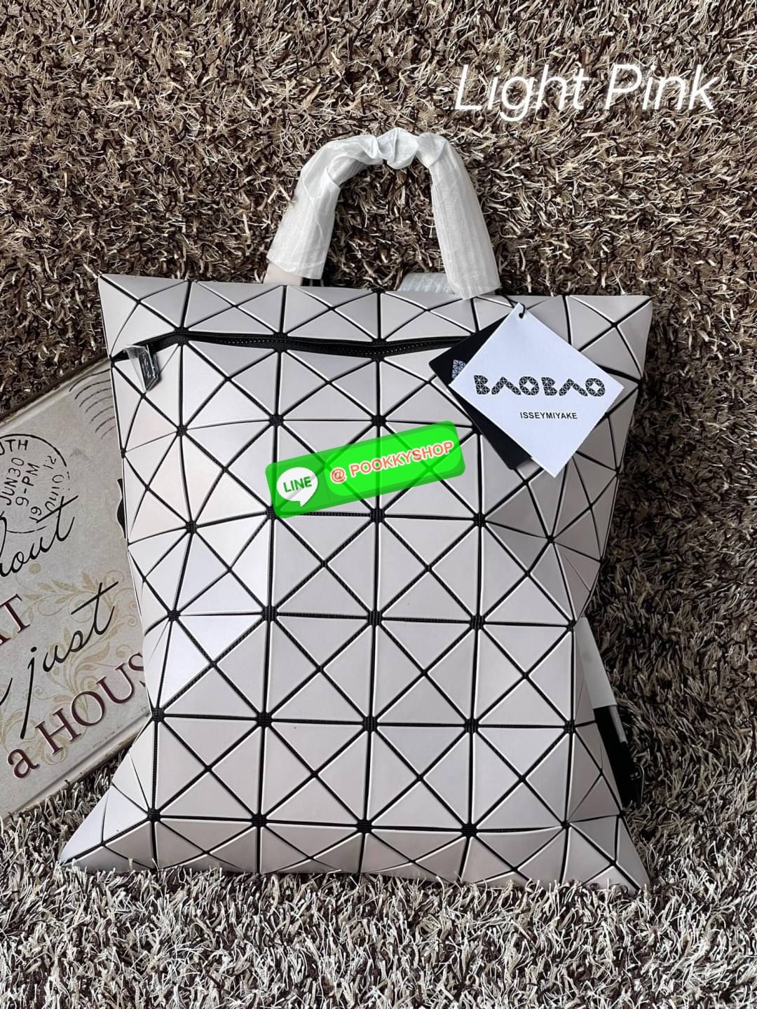 💕BAO BAO ISSEY MIYAKE FLAT PACK BACKPACK รุ่นนี้มีขนาดปานกลาง ไม่เล็กไม่ใหญ่จนเกินไป ดีไซน์เก๋ตามแบบฉบับของแบรนด์ มองเผิน ๆ อาจจะคิดว่ากระเป๋าแบนคงจุของได้ไม่เยอะ แต่บอกเลยว่าใส่ของได้เยอะกว่าที่คิด ด้วยดีไซน์รูปทรงสามเหลี่ยมที่ประกบกัน เมื่อใส่ขอ