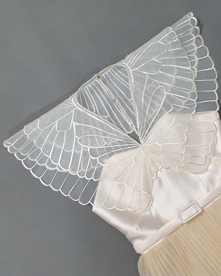 เดรสแฟชั่น เดรสเสื้อคอวีผ้าดัตเชสทวิล ปักลายผีเสื้อสีขาว กระโปรงผ้าออแกนดี้อัดพลีท