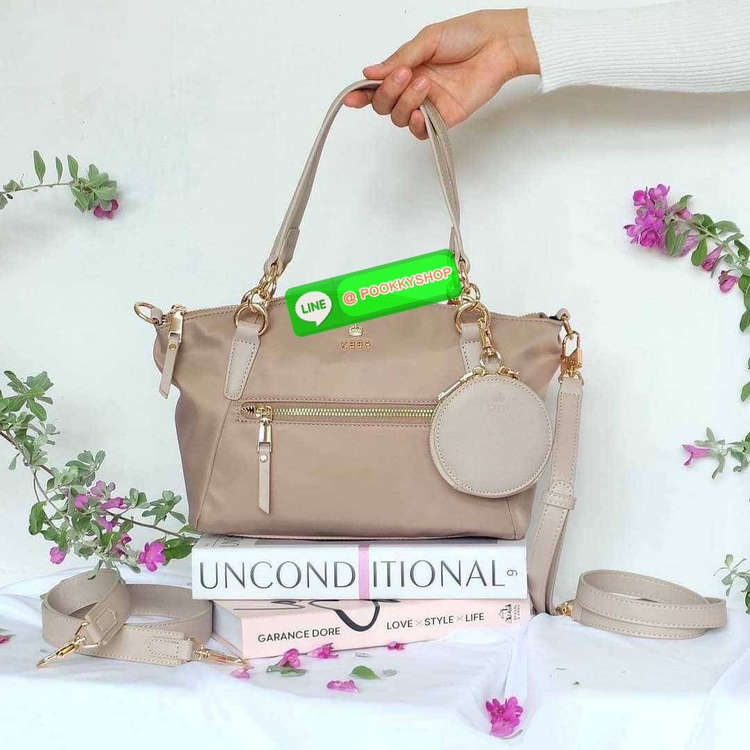 รุ่น KANNY with zipper รุ่นนี้พัฒนาต่อยอดมาจากรุ่น KANNY คอลเลคชั่นเดิมที่เป็นหนึ่งรุ่นที่ขายดีของทางแบรนด์เพราะเป็นกระเป๋าที่ฟังชั่นตอบโจทย์การใช้งานมากที่สุด 📍ตัวกระเป๋าน้ำหนักเบามาก 📍ทำจากไนล่อนนาโนกันน้ำ 📍ทำช่องแบ่งเก็บด้านใน ใ