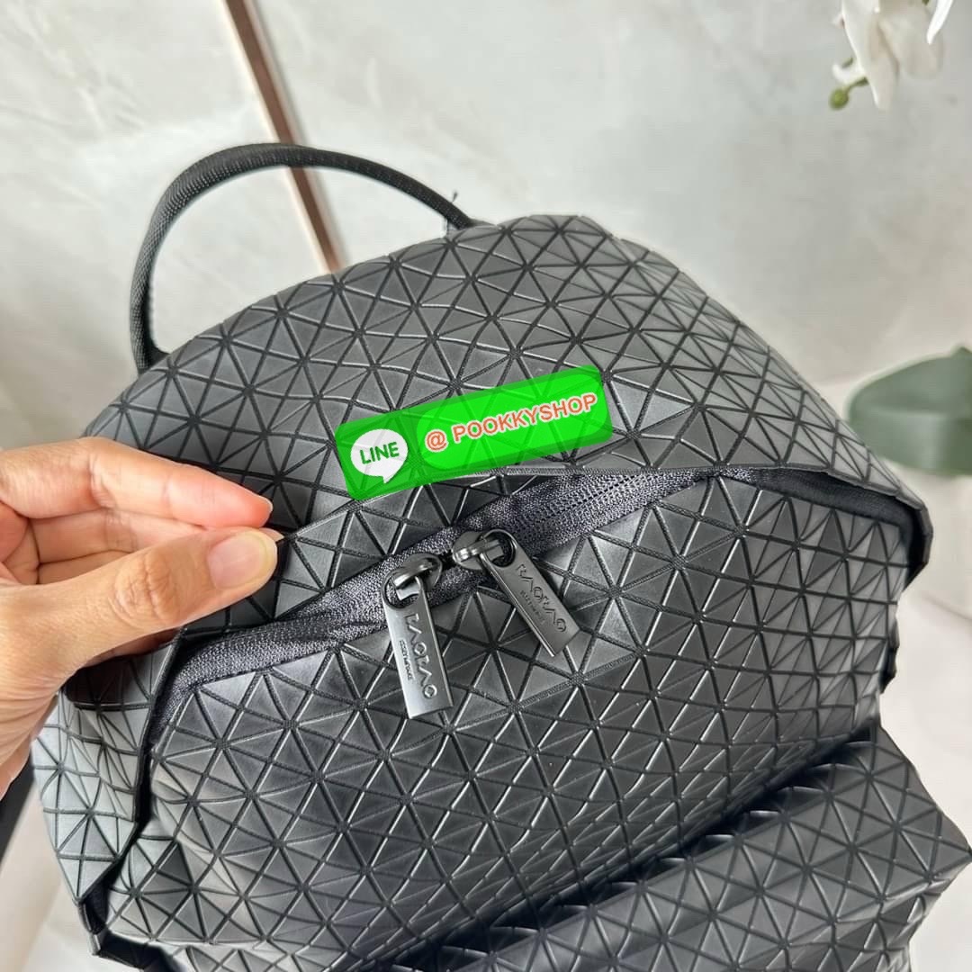 BAO BAO ISSEY MIYAKE KURO DAYPACK BACKPACK 🔖กระเป๋าเป้รุ่นฮอตทรงเรขาคณิตที่สุดในญี่ปุ่น KURO ภาษาญี่ปุ่นคือมาความเก๋ไก๋ เป็นกระเป๋าเป้ที่น้ำหนักแต่สามารถรับน้ำหนักได้ดี 🔖วัสดุ โพลียูรีเทน(Polyurethane) น้ำหนักเบา มีความแข็งแรง 🔖เปิ