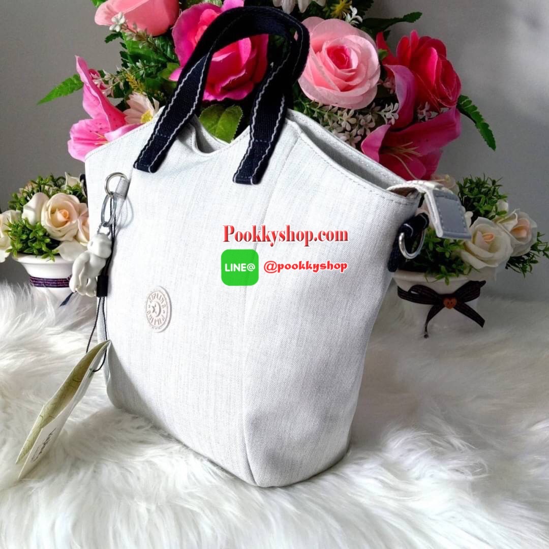 KILING NORI Handbag & Shoulder bag กระเป๋าถือหรือสะพายขนาดกลาง ทำจากวัสดุ ผ้า Nylonเคลือบ+Polyester น้ำหนักเบา จุดเด่นที่ช่องหลักมีขนาดใหญ่ พร้อมช่องซิปแยกย่อย สามารถใส่สัมภาระได้เยอะ มาพร้อมสายสะพายยาว สามารถปรับระดับได้ตามความต้องการ มีพวงกุญแจลิงห้อยตา