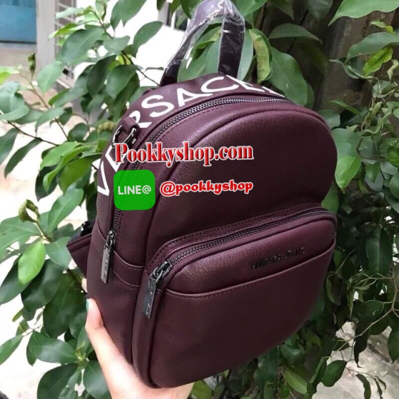 VERSACE JEANS BACKPACK BAG (VJ) กระเป๋าสะพายเป้จากแบรนด์ดัง วัสดุ PU คุณภาพดี นิ่ม ด้านในโล่งกว้าง มีช่องซิปหนึ่งช่อง ช่องเล็กใส่ของแยกเป็นสัดส่วน ด้านหน้ามีช่องซิปและช่องใส่มือถืออีกหนึ่งช่อง ซับในลายแบรนด์ รุ่นนี้สามารถสะพายได้ถึง2แบบ ราคาสุดคุ้มค่ะห้าม
