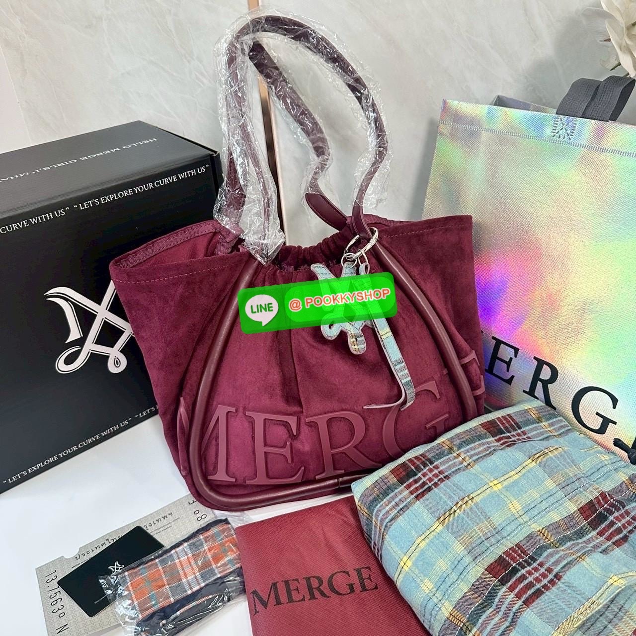 Merge A Day Bag Medium - Suede Edition (Limited) กระเป๋าสะพายไหล่ size ใหม่ ขนาดกระทัดรัดขึ้น แต่ยังสามารถจุของได้เยอะเหมือนเดิม ปรับสายกระเป๋าเป็นแบนสะพายทั้งวันไม่รู้สึกเมื่อยไหล่คะ