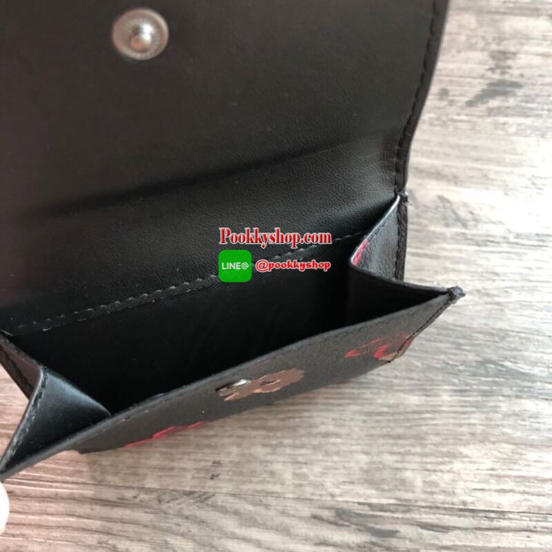 COACH Small Wallet in Floral Print Coated Canvas กระเป๋าสตางค์ใบสั้น สามารถใช่งานได้ทั้งด้านหน้าและด้านหลัง ด้านหน้าเปิด - ปิดด้วยกระดุม ภายในมีช่องใส่บัตรและธนบัตร ด้านหลังเปิด - ปิดด้วยกระดุม มีช่องสำหรับใส่เหรียญ