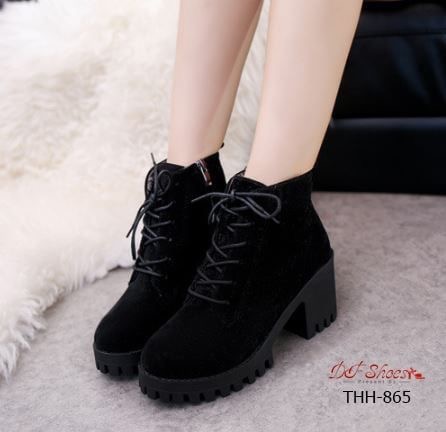 สินค้าพร้อมส่ง รองเท้าบูทส้นสูงนำเข้า วัสดุหนังกลับ ด้านในบุขนนุ่มๆ ส้นตัน มีแถบซิปด้านข้าง สวมใส่ง่าย สาวๆที่มีแพลนเที่ยวไม่ควรพลาด งานสวย ราคานี้คุ้มมากๆจ้า รีบจับจองกันน้าจ๊ะ