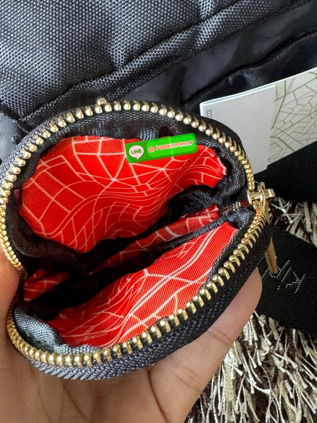 Kipling by BEAMS Design Abanu crossbody กระเป๋าสะพายไหล่ที่มีดีไซน์จากนักครีเอเตอร์ชื่อดังในประเทศญี่ปุ่น ทำให้ช่วยเพิ่มความโมเดิร์นไม่ตกเทรนด์ให้กับลุคเครื่องแต่งกายของคุณมากขึ้น ตัวกระเป๋ามีขนาดเล็กกะทัดรัดแต่สามารถใส่ของที่จำเป็นได้ ไม่ว่าจะเป็นโทรศัพท