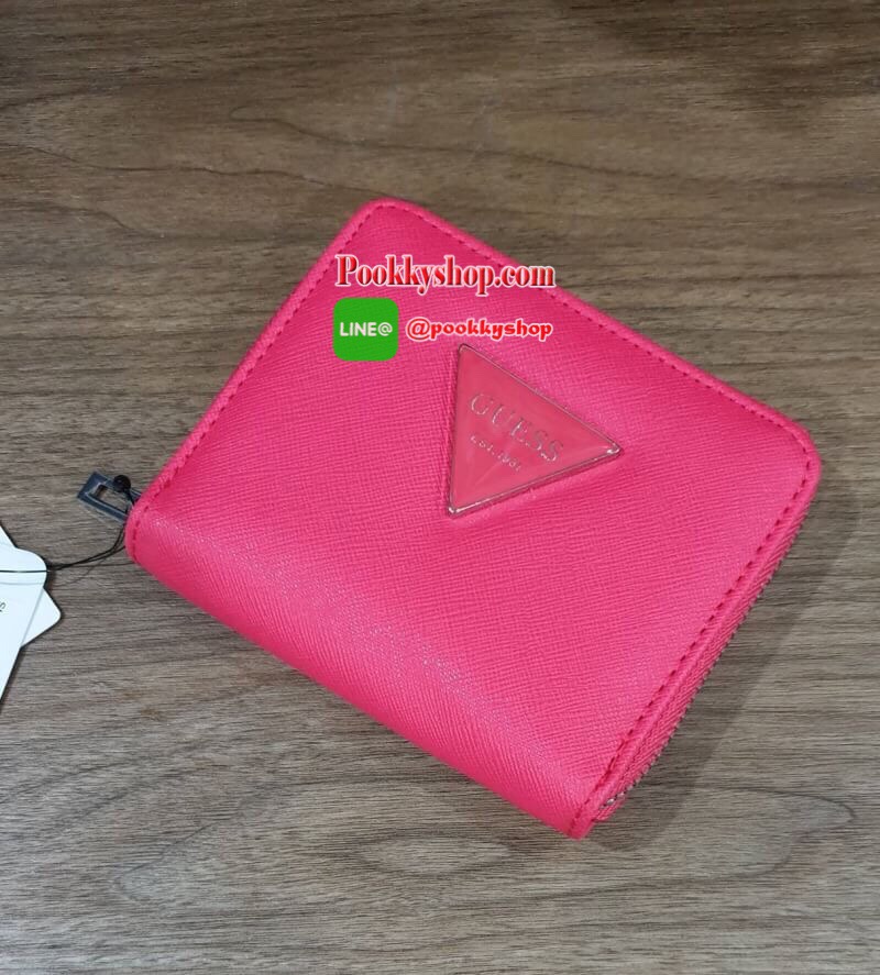 พร้อมส่งรุ่นหายาก! GUESS FACTORY WOMEN'S ZIP AROUND SHORT WALLET กระเป๋าสตางค์สั้นพับ2ตอนซิปรอบหนัง Saffiano ด้านหน้าประดับโลโก้แบรนด์สวยหรู ภายในมีช่องใส่ธนบัตร ใส่แบงก์พัน ช่องใส่เหรียญ และช่องใส่บัตรหลายช่อง ตัวจริงสวยน่าใช้ ภาพถ่ายจากสินค้าจริงค่