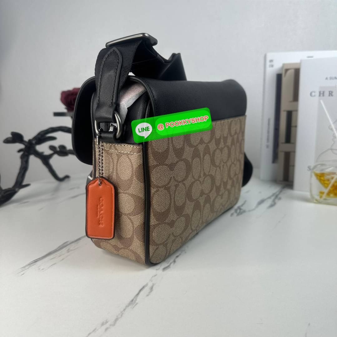 กระเป๋า COACH TRACK CROSSBODY IN COLORBLOCK SIGNATURE CANVAS (COACH C2725) กระเป๋าสะพายใบใหญ่ Unisex ที่เท่ได้ทั้งชายและหญิง วัสดุหนังแท้ หนังนิ่ม สัมผัสมือดีมากๆ เก็บดีเทลด้วยหนังแคนวาสคุณภาพ เนียบคมกริบ อยู่ทรงสวย ขนาดกำลังดี ไม่เล็ก ไม่ใหญ่เกินไป ด้านใ
