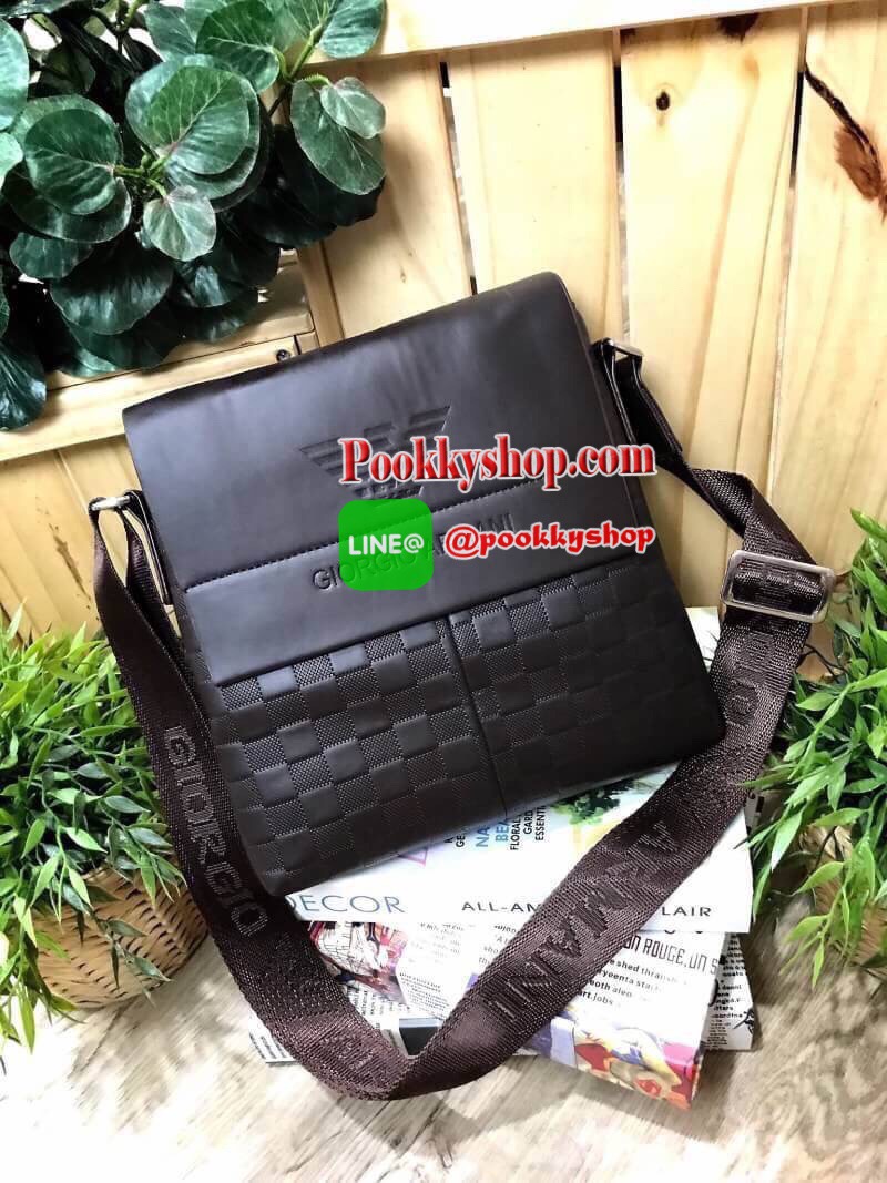 พร้อมส่งรุ่นฮ๊อตฮิต! GIORGIO ARMANI CROSSBODY BAG กระเป๋าสะพาย Limited Edition จาก GIORGIO ARMANI JEAN เปิดปิดด้วยฝาปิดแม่เหล็กซ่อนด้านในตัวกระเป๋า พร้อมซิปสะดวกใช้ ปั้มโลโก้แบรนด์ด้านหน้ามี1ช่องใส่ของ ด้านหลังมี1ช่องซิป ขนาดกำลังดี น้ำหนักเบา กันน้ำ สามา