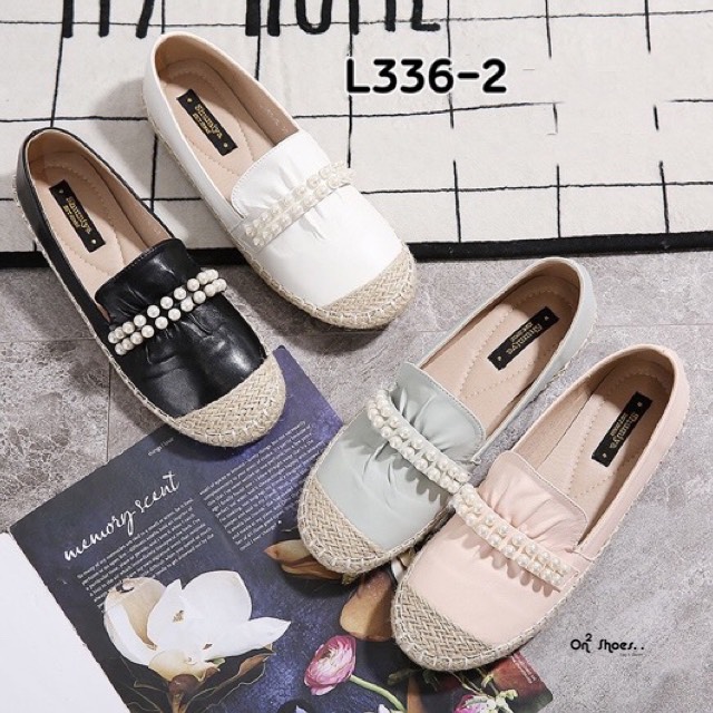 รองเท้าคัชชูหนังทรงEspadrilles แต่งขอบและหัวด้วยปอกระสอบหน้าขับจีบประดับมุกงานสวย ดีเทลน่ารักน่าใส่สินค้าเป็นงานวัสดุเกรดดี งานมีกล่อง
