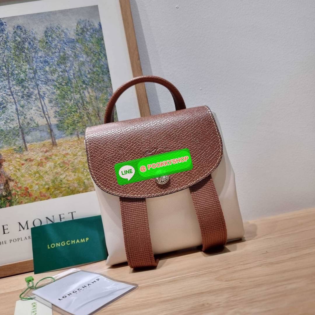 Longchamp le pliage original backpack 🔆 Details สวยคลาสสิคต้องไม่พลาด กับกระเป๋าสะพายทรงเป้ ขนาดกำลังดี น้ำหนักเบา ดีไซน์เรียบง่าย แต่ดูแพง ปากกระเป๋าออกแบบให้มีฝาปิดและซิปแน่นหนา สายสะพายสามารถปรับใช้ตามชอบ ภายในโล่งกว้าง จุของได้สบายๆ พกพาไปไหนก