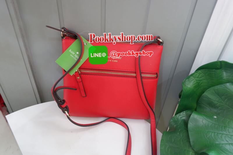 Kate Spade new york saffiano crossbody bag ด้านหน้ามีหนึ่งช่องซิปสำหรับใส่มือถือหรือของจุกจิก เปิดปิดกระเป๋าช่องหลักแบบซิป ด้านในโล่ง มีช่องให้ใส่ของจุกจิกหนึ่งช่อง สายสะพายถอดไม่ได้ เลื่อนปรับระดับได้