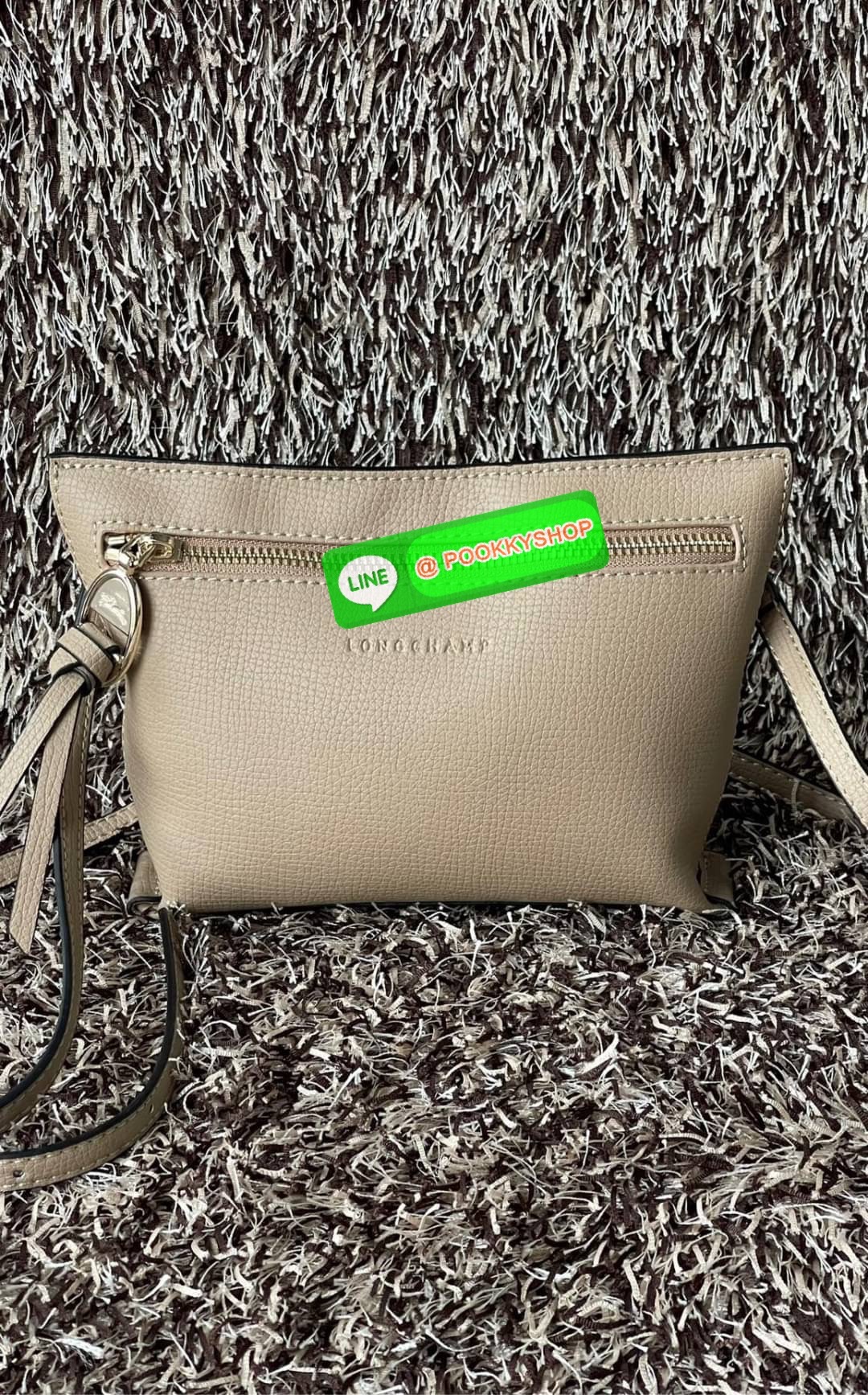 Longchamp MAILBOX Crossbody bag XS ดีไซน์ทรงคลัทช์ที่มีเส้นรูปทรงเรขาคณิตนี้จะรองรับสิ่งของจำเป็นทั้งหมดของคุณ มาพร้อมสายสะพายไหล่แบบปรับได้และถอดออกได้ สวมใส่ได้หลากหลายวิธีเพื่อเพลิดเพลินกับค่ำคืนของคุณอย่างอิสระ ได้แรงบันดาลใจมาจากMAILBOX การเย็บตะเข็บ