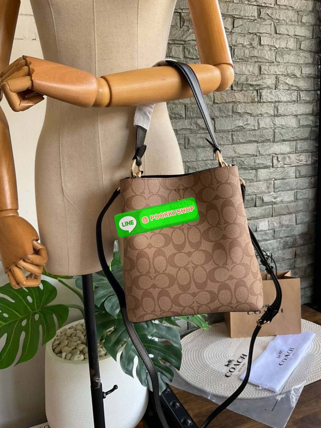 COACH SMALL TOWN BUCKET BAG IN SIGNATURE CANVAS รุ่น 2312 Collection บักเก็ตคลาสสิค รุ่นยอดนิยม กำลังมาแรงมากๆ กระเป๋าสะพายไหล่ และ Cross Body วัสดุหนังแคนวาสอย่างดี มาพร้อมสายสะพายสะพายไหล่ถอดออกไม่ได้ / สายสะพายยาว สายถอดออกได้ มี 3 ช่องใช้งาน