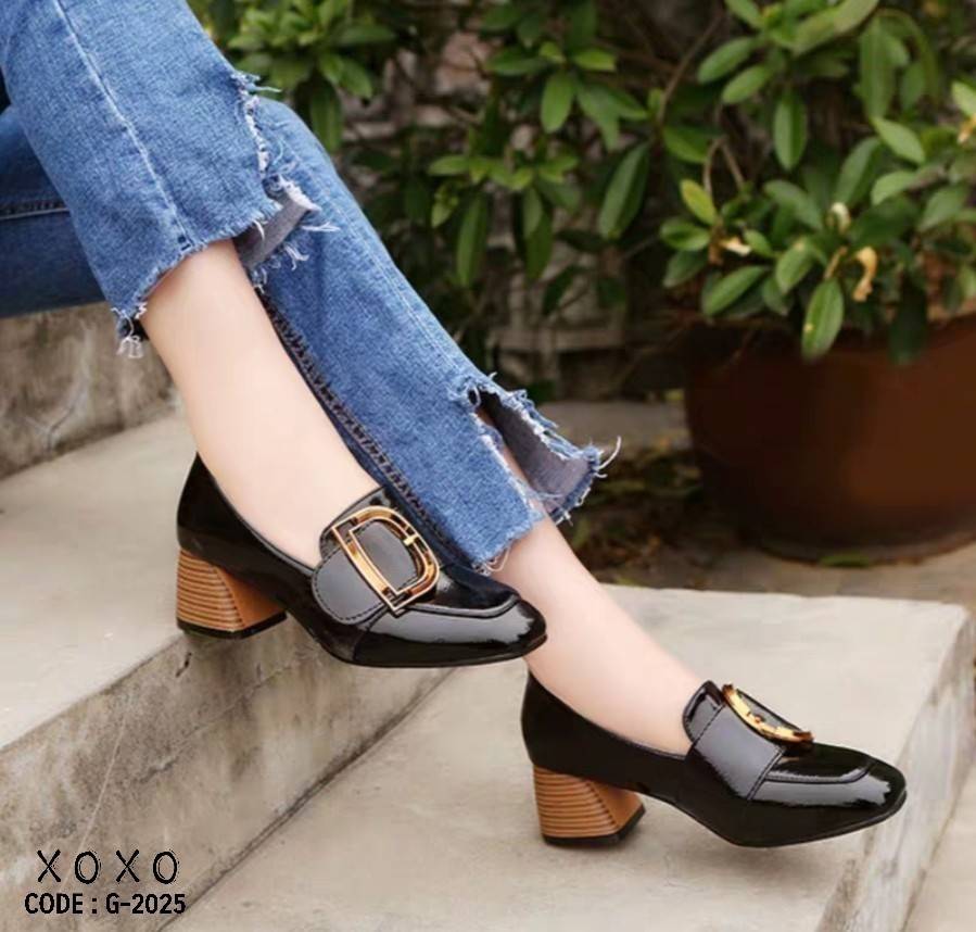 สินค้าพร้อมส่ง คัชชูสวม หน้ากว้าง ใส่สบาย สวยเก๋ ส้นไม้ มีส้นเล็กน้อย กำลังใส่สบาย วัสดุ PU ด้านบนติดอะไหล่ ทรงเหลี่ยม สวย แมทส์ชุดง่าย