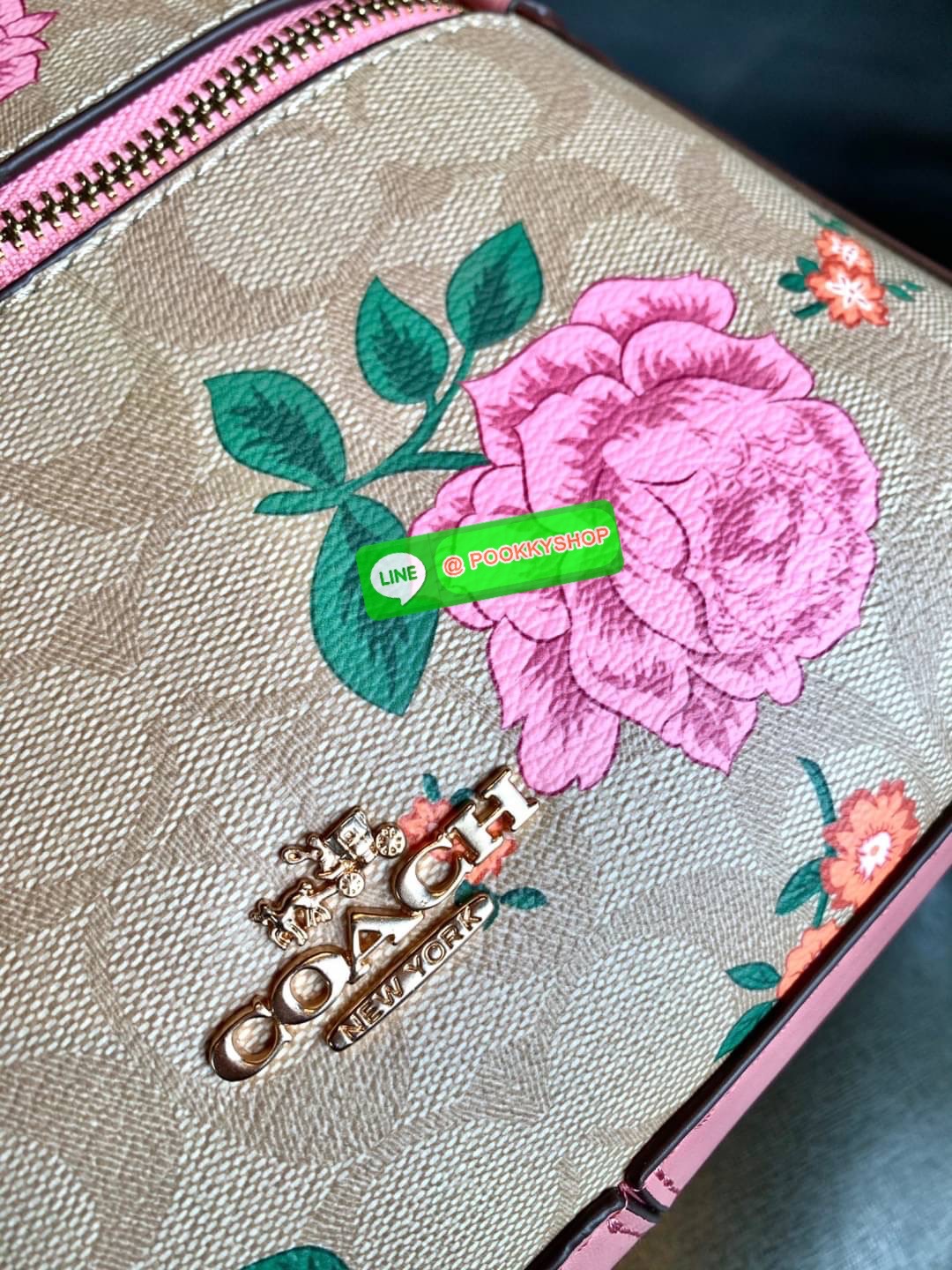 NEW IN! COACH JORDYN BACKPACK ((C1804//3011)) ไม่มียังไงไหว ต้องบอกว่าน้องสวยมากๆค่า! กระเป๋าสะพายหลังแบบมีหูหิ้ว หนังแแท้สวยค่ะ ❤️ทั้งใบปริ้นลายดอกไม้ สวยเด่ด สะดุดตาเลยทีเดียวค่ะ ด้านหน้ามีช่องซิปใส่มือถือหรือของจุกจิกลงไปได้ค่ะ เปิด-ปิดกระเป๋าแบ