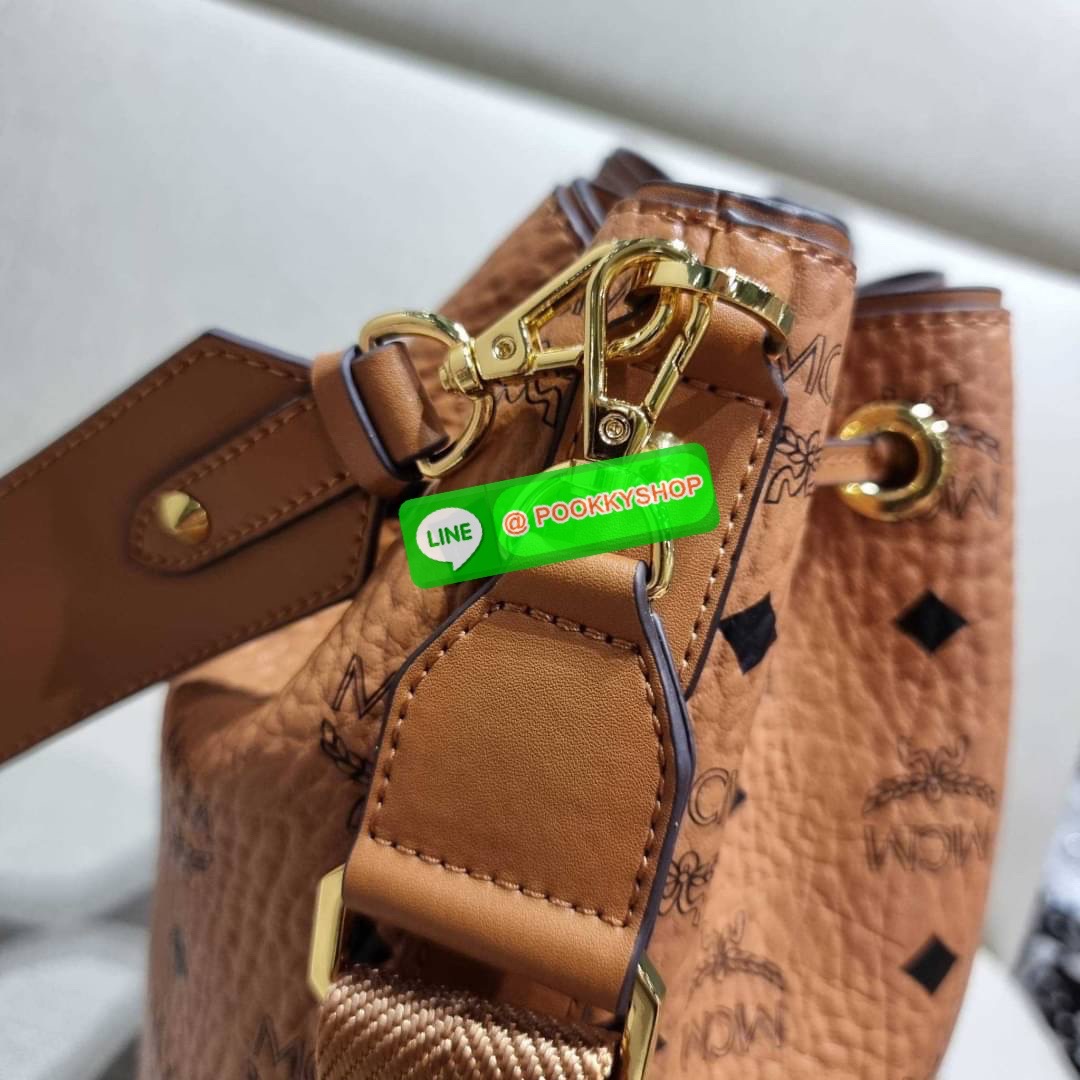 MCM MEDIUM ESSENTIAL DRAWSTRING BAG IN VISETOS กระเป๋าสะพายทรง bucket ไซส์ medium ใบใหญ่กำลังดี รูดเปิด-ปิดด้วยหนัง และยังมีกระดุมแม่เหล็กติดกันของหล่น พิเศษที่มีสายสะพายให้ 2 แบบ สายคล้องไหล่หรือถือได้ และสายสปอร์ตสะพายข้าง วัสดุหนังแคนวาสคุณภาพดี ภายในโ