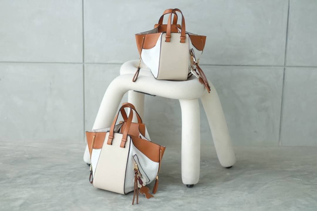 มาอีกรอบละจร้าาา Hammock รุ่นนี้ถามกันไม่เลิก เลยตั้งใจผลิตมาอีกครั้ง สวยๆทุกสี งายดีสวยเนี๊ยบทรงแป๊ะมาก พิเศษ..เลยจร้า แถมฟรี !! ตัวห้อยกุ้งน้อย เพิ่มความโดดเด่นขึ้นไปอีก ... งานนี้รับรองไม่ผิดหวัง ดีเทลรายละเอียดสวยมาก