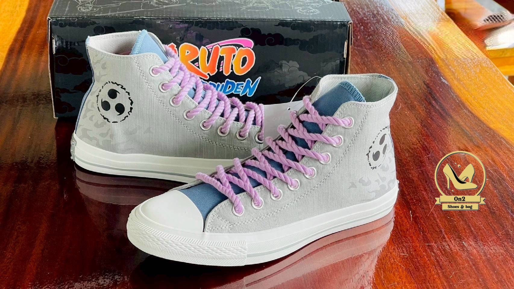 รองเท้าคอลแลบระหว่าง Converse กับแอนิเมะ Naruto Shippuden ซึ่งออกแบบมาโดยเฉพาะ โดยแต่ละรุ่นจะได้แรงบันดาลใจจากตัวละครต่าง ๆ เช่น Naruto, Sasuke, Gaara ฯลฯ ที่ถูกถ่ายทอดผ่านสีสันและลวดลายบนรองเท้าอย่างชัดเจน ถ้าคุณเป็นแฟนของ Naruto และอยากได้รองเท้าที่สวย