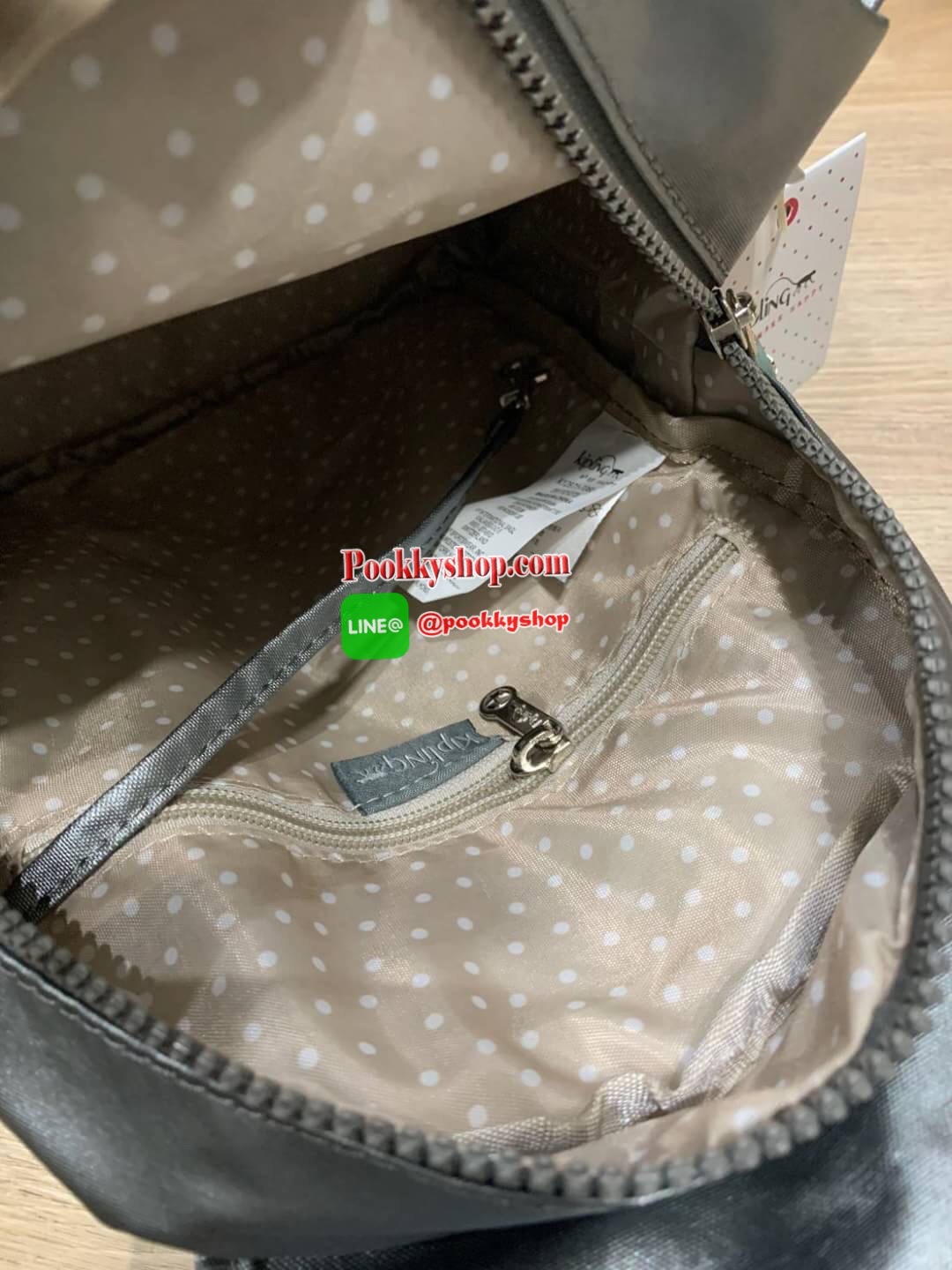 Kipling City Pack Backpack วัสดุPolyamide100% เป้ขนาดกลาง ที่เปิดปิดด้วยตัวล็อค2ชั้นด้วยกระดุมแม่เหล็กและซิป มีช่องใช้งานหลายช่องรวมถึงช่องซิปด้านหน้า มีลูกเล่นที่ด้านหลังมีช่องซิปสำหรับเก็บของและเก็บสายเป้ได้ หรือใช้สายจากเป้สะพายไหล่ได้ ประดับด้วยพวงกุญ