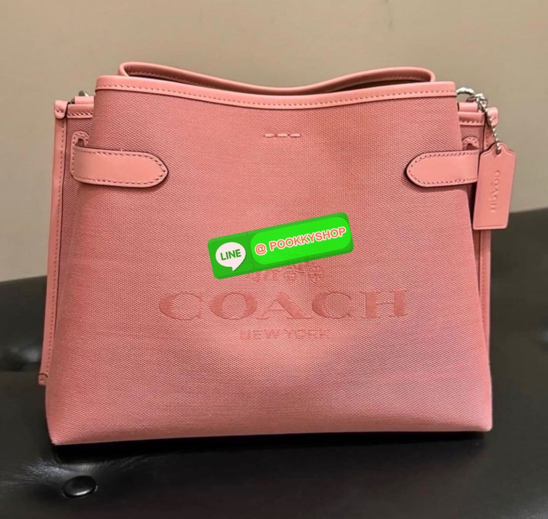 🔆 Model COACH CH190 HANNA SHOULDER BAG WITH COACH 🔆 Details น้องใหม่ เรียบหรู ดูแพง กับกระเป๋าสะพายไหล่ทรงสวย โทนสีคลาสสิค ดีไซน์ตกแต่งสายคาดจับจีบข้างกระเป๋าเพิ่มดีเทล มาพร้อมหูจับถอดแยกได้ สะพายเดี่ยวได้ และสายสะพายข้างสะพายแบบเก๋ๆ ปากกร