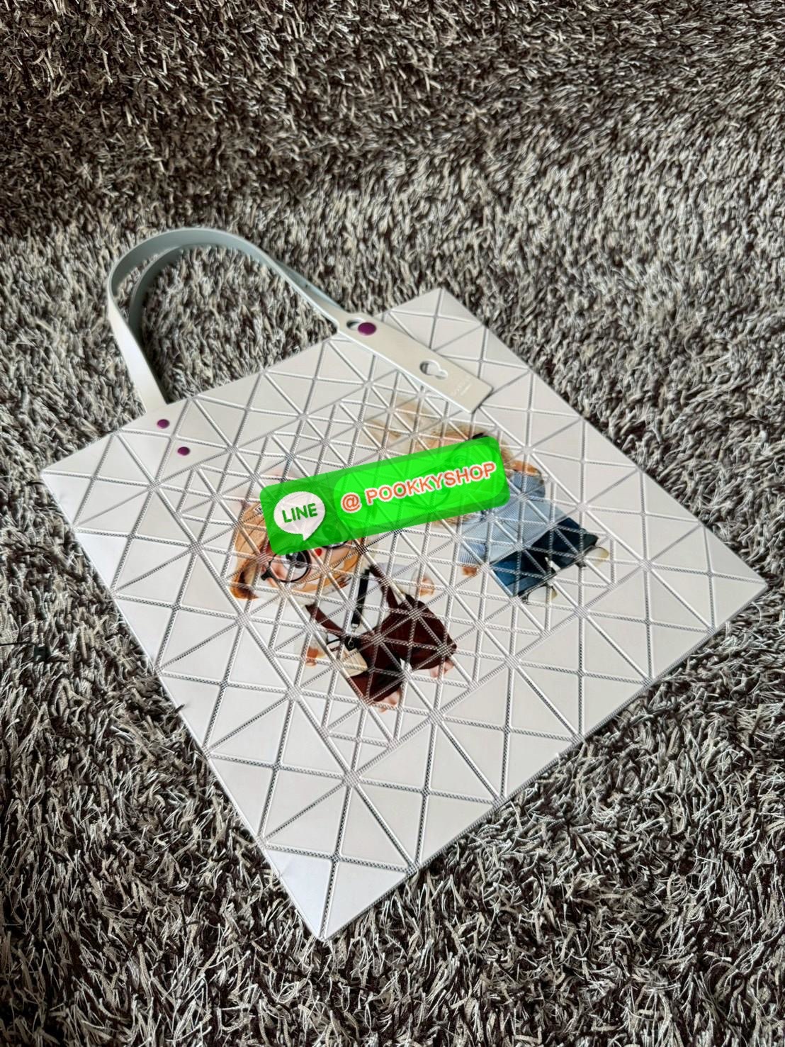 Baobao Issey Miyake x Labubu tote bag อีกหนึ่งซีรีย์สุดลิมิเตทที่น่าสะสม กำลังเป็นกระแสสำหรับ Labubu อาร์ตทอยชื่อดังที่ทุกคนรู้จัก นำมาผสมผสานให้เป็นกระเป๋าทรง tote bag ที่เหมาะกับการใช้งานในชีวิตประจำวัน ด้วยขนาด13นิ้ว ทำให้ใส่สิ่งของได้ครบครัน รวมถึงเอก