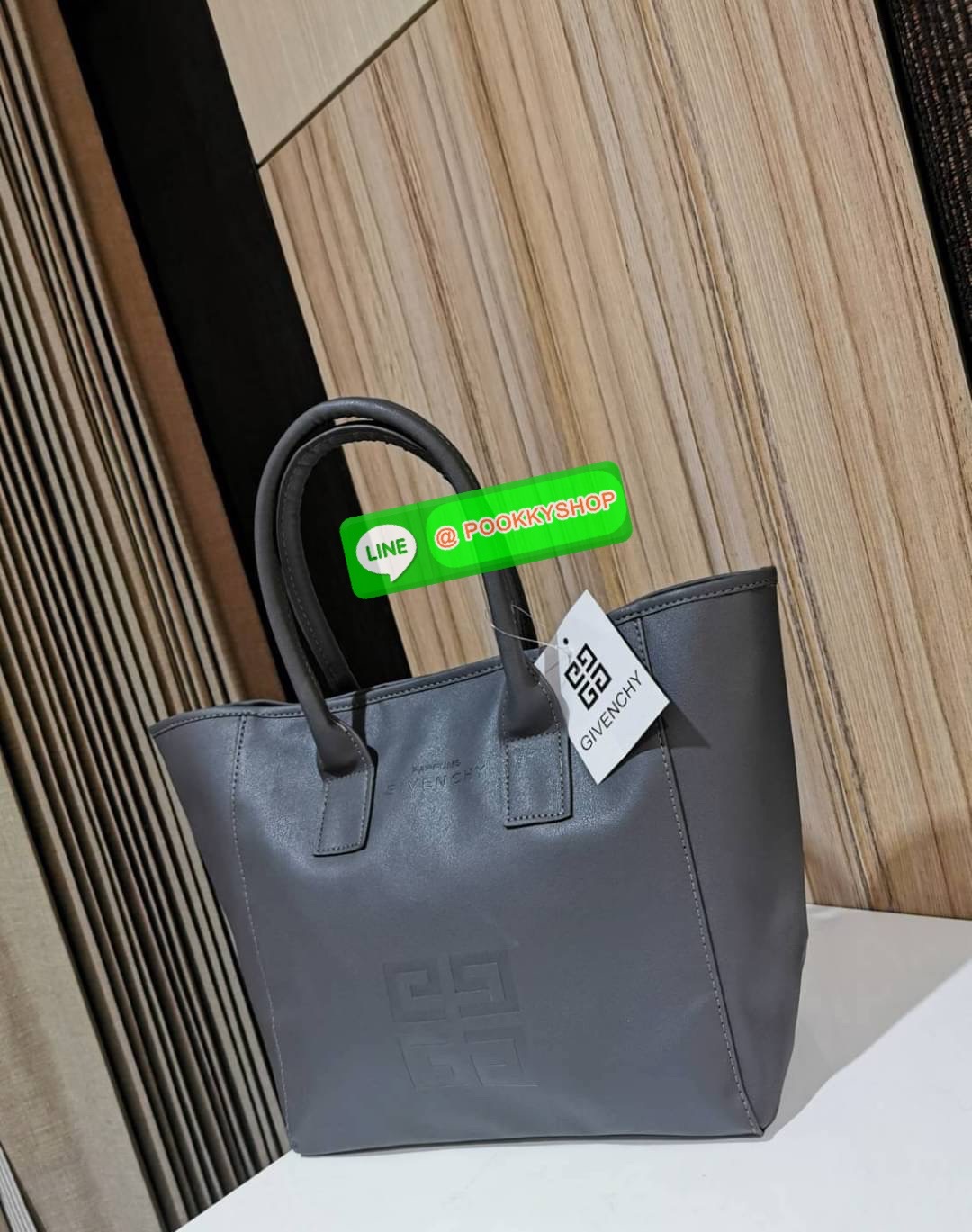 Best Seller! Givenchy Black Soft Leather Shoulder Handbags (Limited edition) กระเป๋าถือหรือสะพายพรีเมี่ยมของเเท้จาก "Givenchy Perfume Counter" วัสดุหนังนิ่มเรียบสีดำด้านหน้าปั้มโลโก้แบรนด์ GV ภายใน Polyester 100% สีดำสกรีนโลโก้สวยดูดี เปิดปิดด้ว