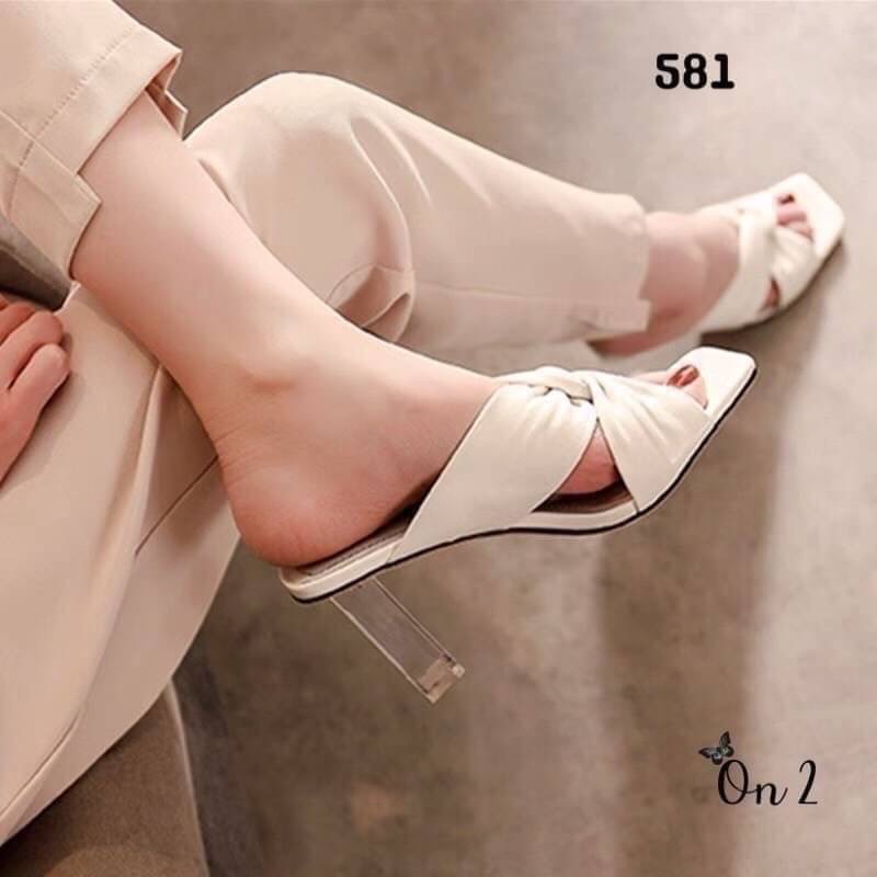 รองเท้าส้นสูง ส้นแก้วดีไซน์หน้าไขว้หนังนิ่มพื้นช่วงหน้าหัวตัดใส่แล้วช่วยให้เท้าดูขาวเรียวสวย มา 2 สีค่ะ