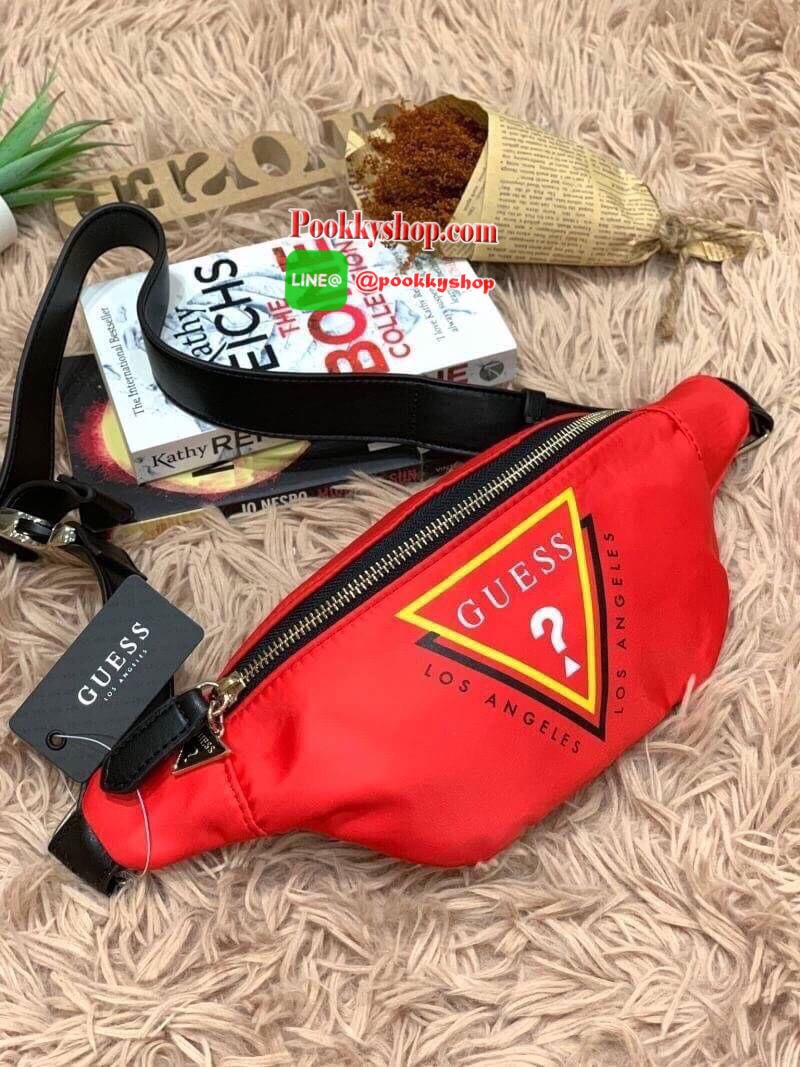 Guess Adjustable belt strap waist bag กระเป๋าทรงคาดอกคาดเอวทรงยอดฮิตแห่งปี ออกมาให้ยลโฉมอีกรุ่นด้วยการใช้งานที่ง่ายและคล่องตัว มีหัวซิปสามเหลี่ยมโลโก้แบรนด์เป็นสัญลักษณ์ ใส่โทรศัพท์มือถือได้ทุกรุ่น สายสะพายปรับได้ฟรีไซส์ สวยดูโฉบเฉี่ยวเอาใจวัยรุ่นเลยคร้า!