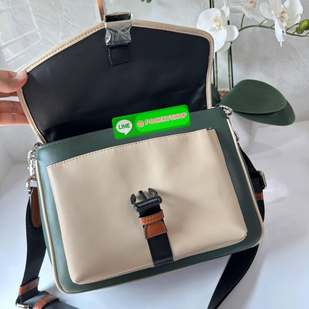 COACH CHARTER MESSENGER IN COLORBLOCK (CH755) กระเป๋าสะพายข้างผู้ชายคอลเลคชั่นใหม่ วัสดุหนังแท้ทั้งใบ เปิดปิดกระเป๋าแบบตัวกดล็อค ด้านในมีช่องหลัก 2 ช่อง ด้านหลังมีช่องซิป 1 ช่อง สายสะพายปรับระดับได้ รุ่นนี้สะพายไปเที่ยวหรือสะพายไปทำงาน ดูดีมากค่ะ